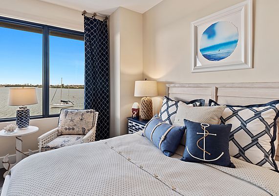 Imagine lying in bed and seeing yachts sail by. This nautical guest room proves it can happen!